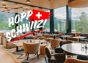 Mountain Lounge des Sunstar Hotels Pontresina mit Bergblick und Hopp Schwiiz-Schriftzug zur WM 2026