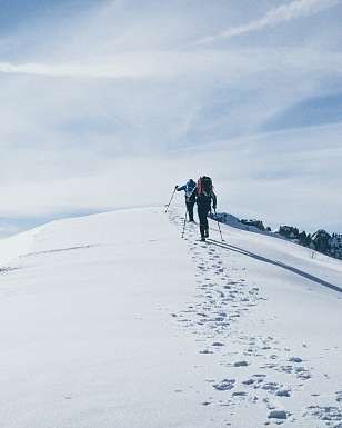 Sunstar Swiss Hotel Collection - Winterwandern in Pontresina Ein Paar beim Winterwandern
