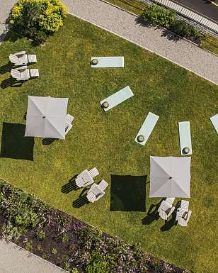 Yoga-Setup im Mountain Garden aus der Vogelperspektive mit Blick auf die Engadiner Berglandschaft
